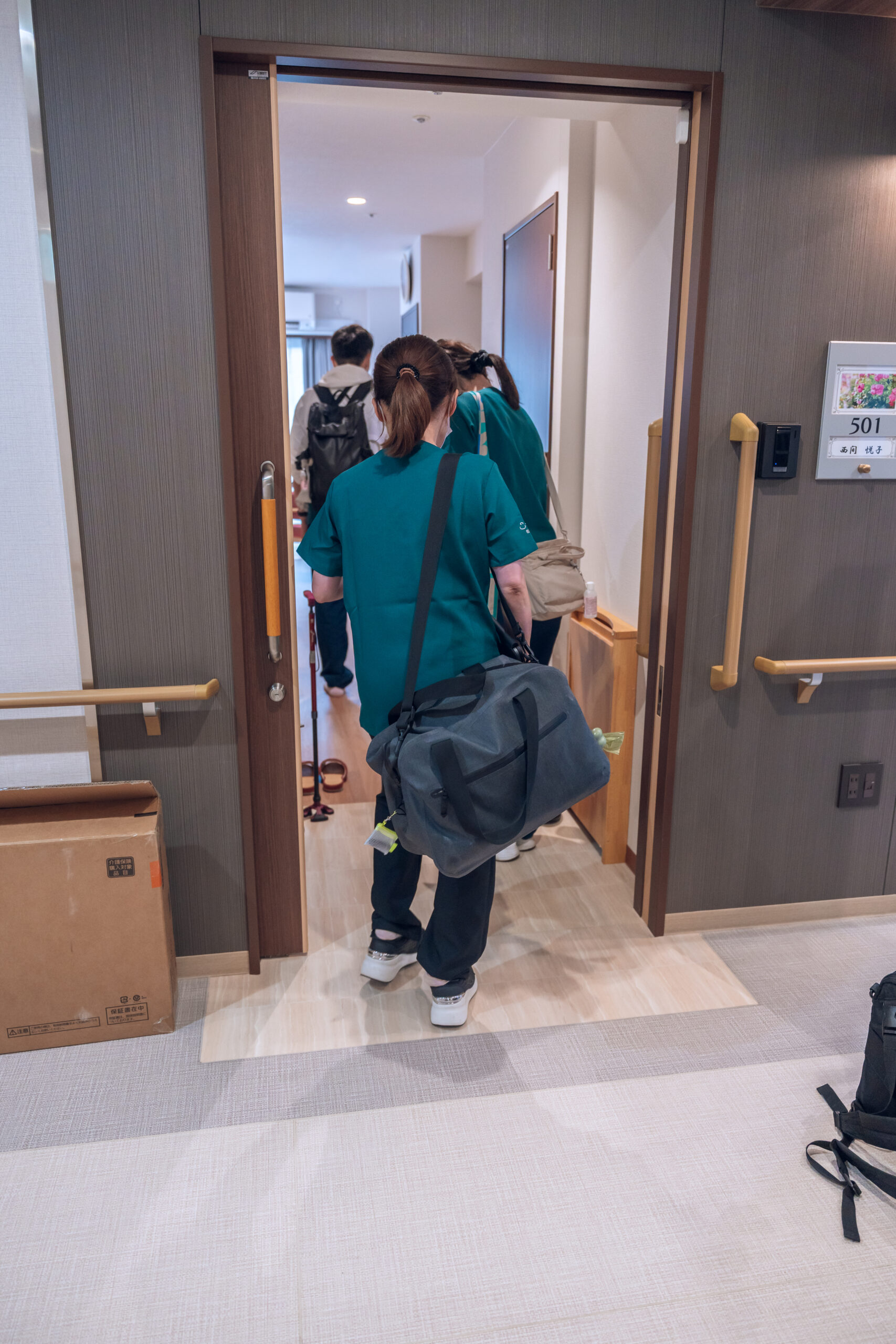 訪問診療に向けて準備を行うこもれび在宅診療所のスタッフ