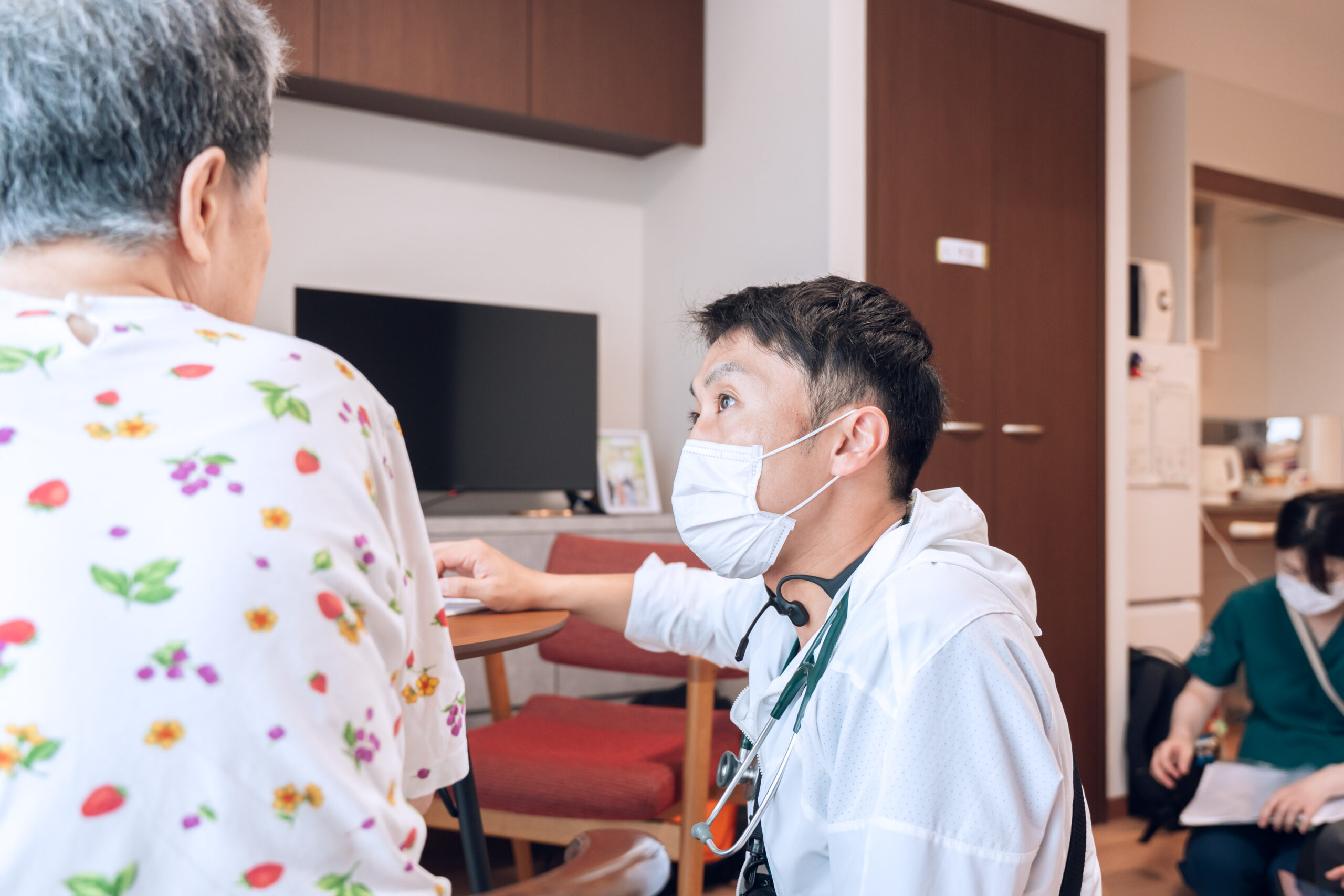 医療機器を使用して診療を行う医師