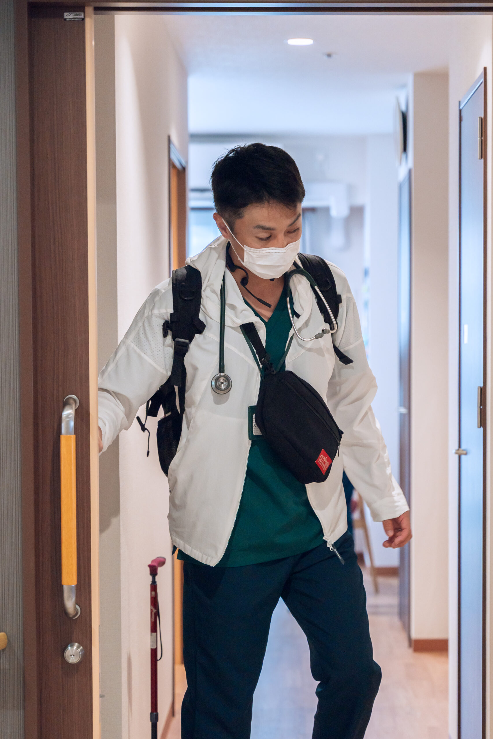 患者さまのもとへ訪問する医師