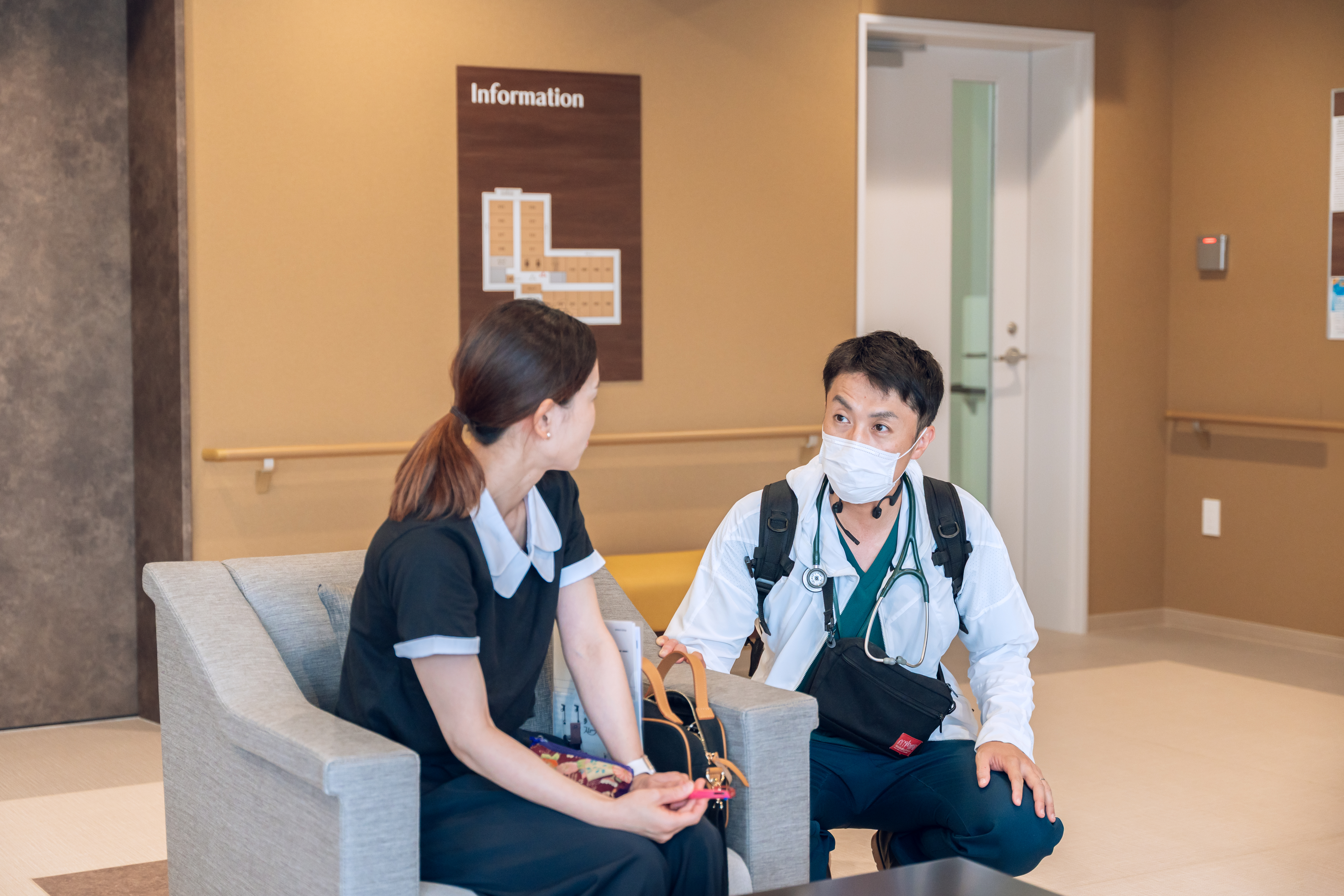 施設スタッフと診療について話す医師