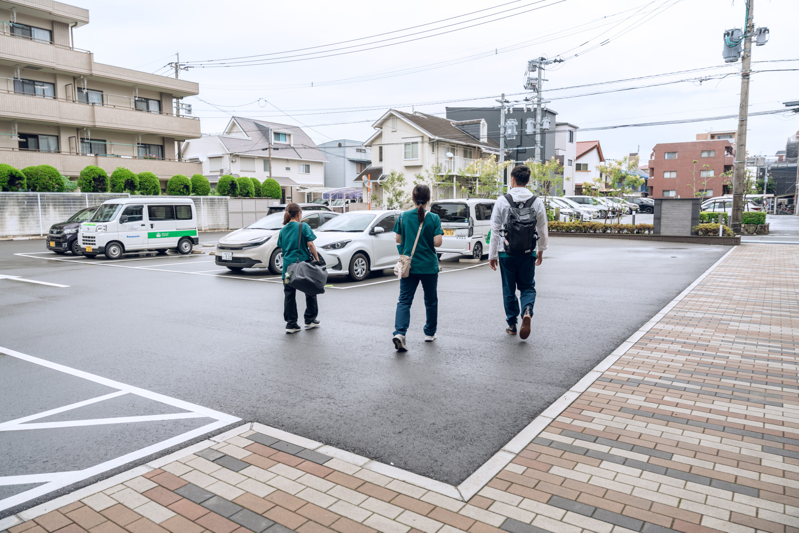 訪問診療へ向かうこもれび在宅診療所の医療スタッフ